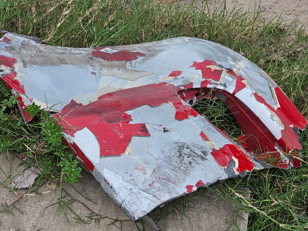 Mảnh vỡ từ xe con văng lên vỉa hè tại hiện trường.