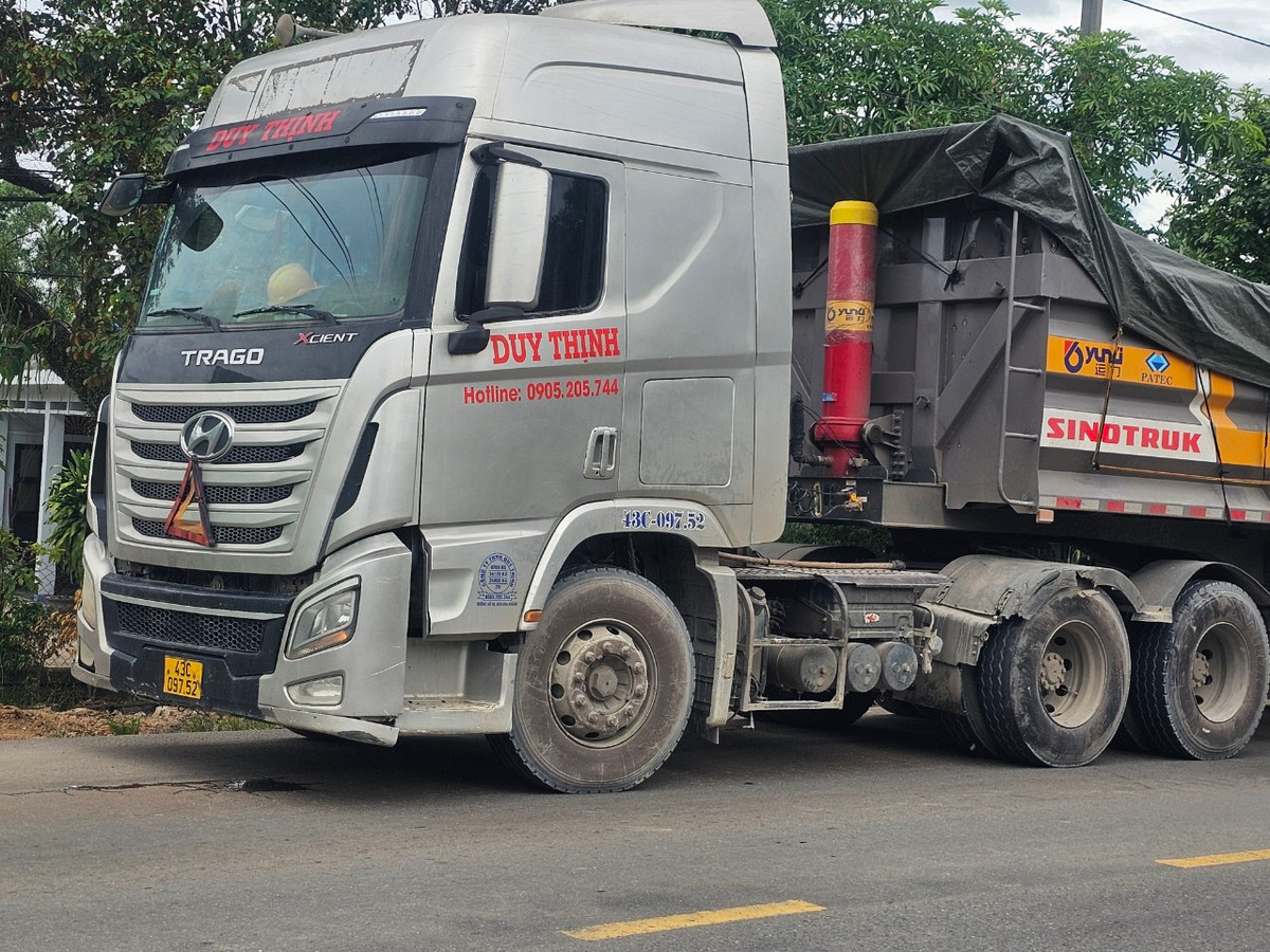 Đến địa điểm trên, xe con bất ngờ xảy ra va chạm với xe tải đang lưu thông ở chiều ngược lại.