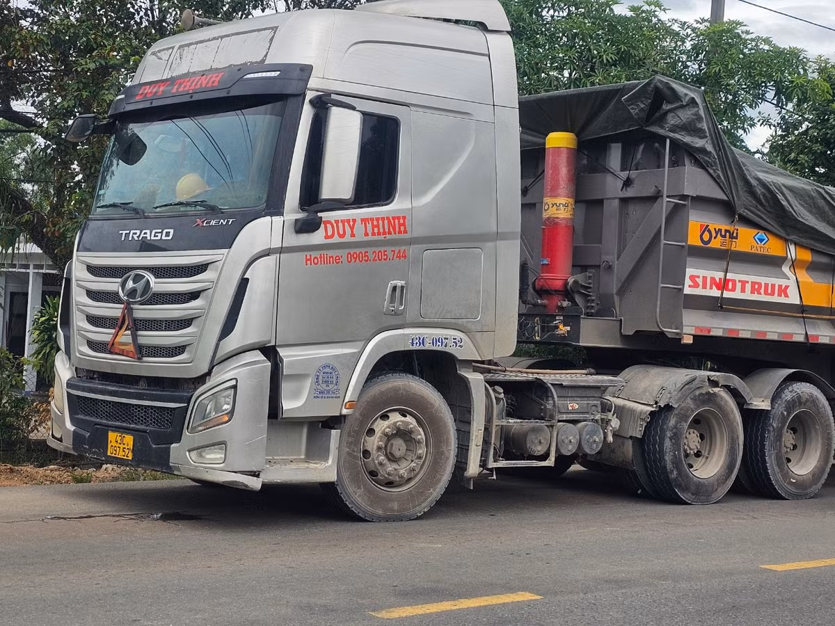 Đến địa điểm trên, xe con bất ngờ xảy ra va chạm với xe tải đang lưu thông ở chiều ngược lại.