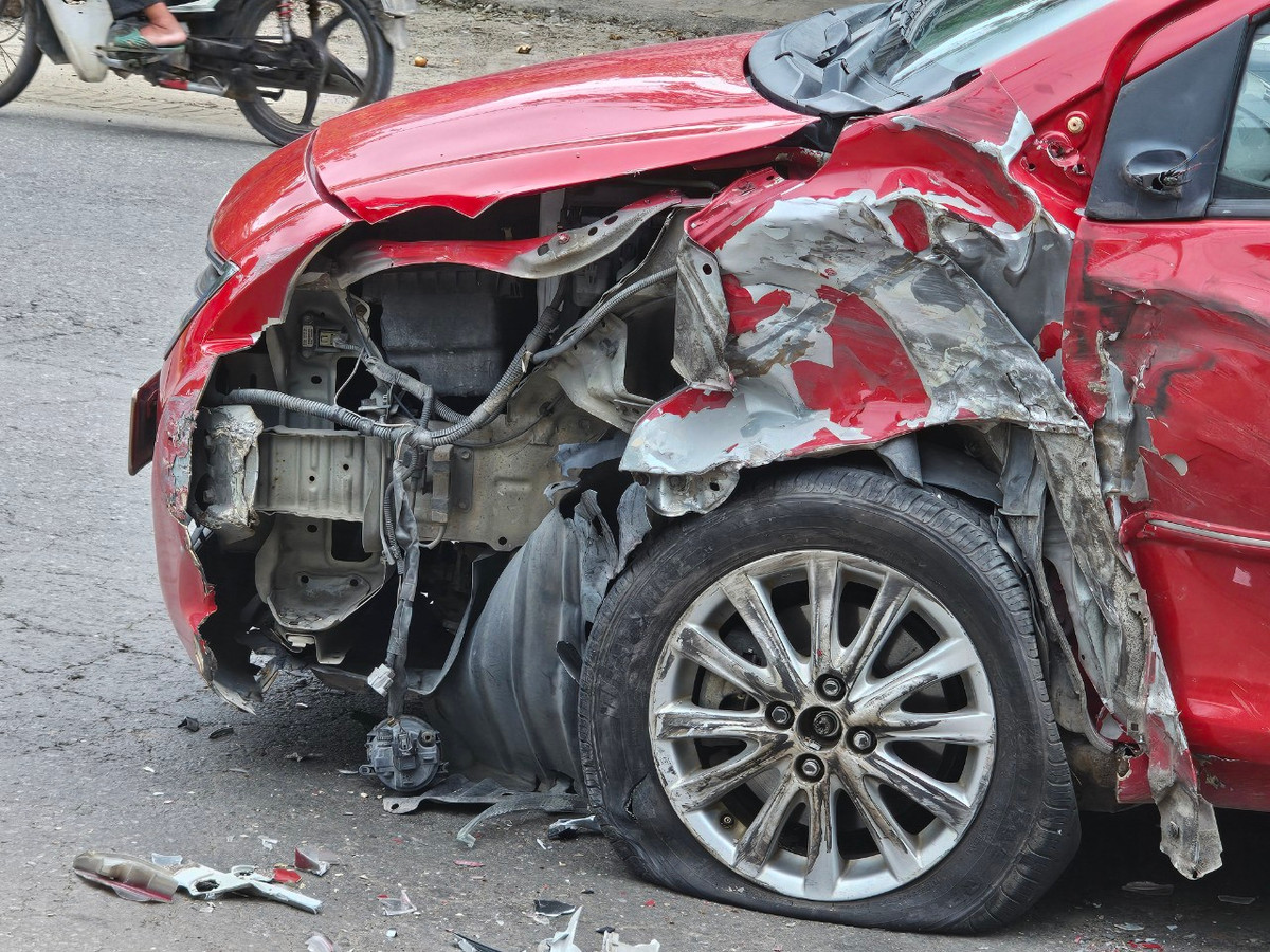 Cú va chạm mạnh khiến xe con bị vỡ nát phần đầu.