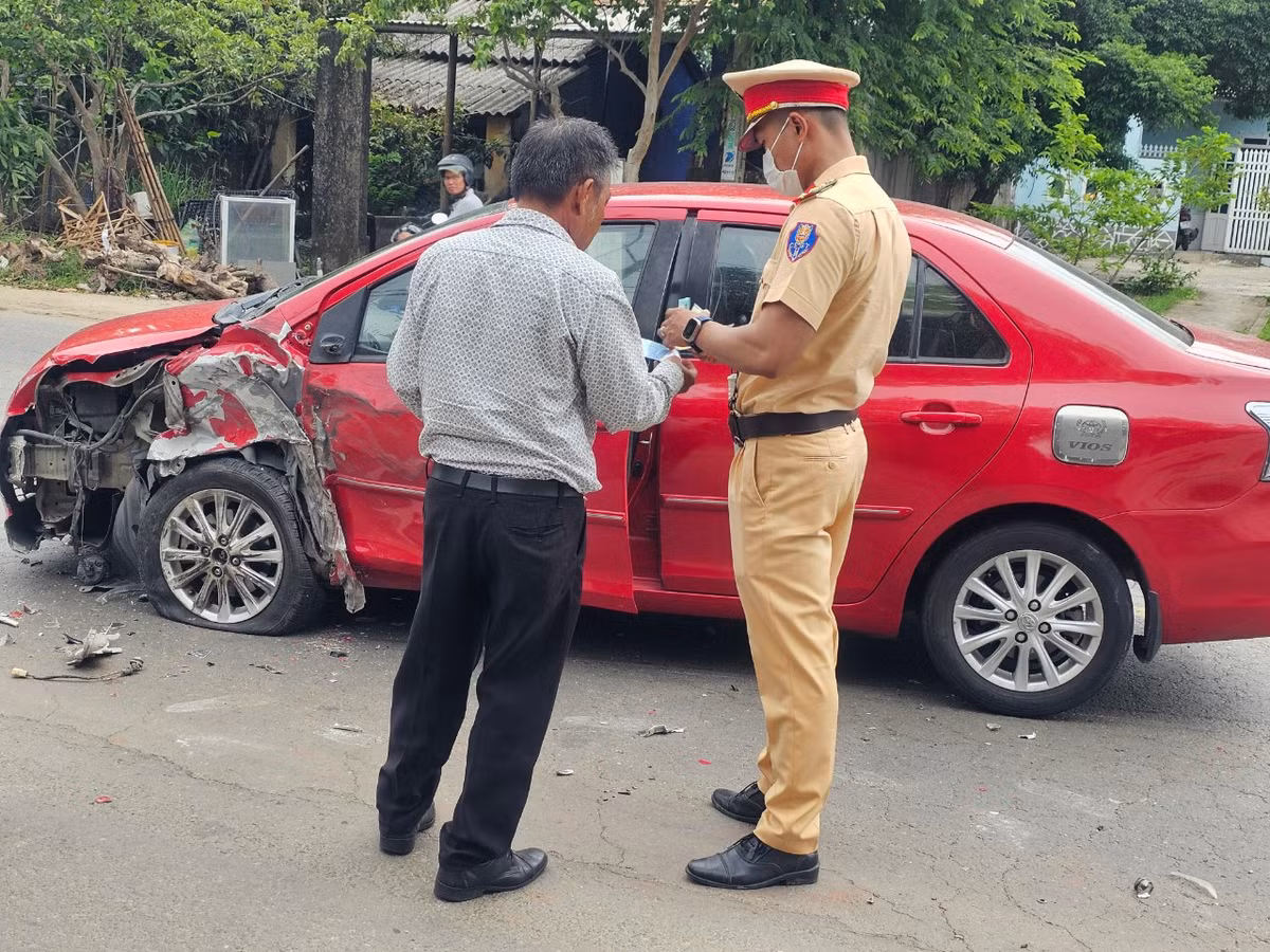 Nhận được tin báo, lực lượng cảnh sát giao thông đã có mặt tại hiện trường để phân luồng, điều tiết giao thông.