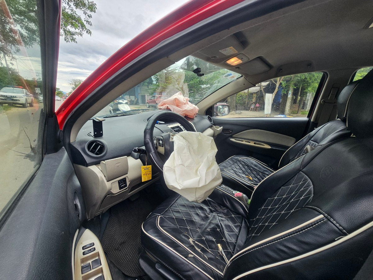 Túi khí trên xe con bị bung ra.