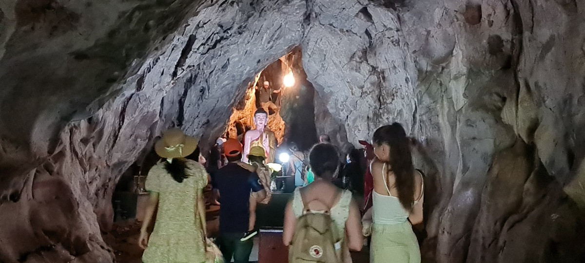 Bên cạnh đó, nhiều ý kiến cho rằng đối tượng miễn, giảm phí tham quan cần phải có quy định cụ thể. Đồng thời, cần mở rộng đối tượng thụ hưởng miễn, giảm phí cho người dân địa phương (quận Ngũ Hành Sơn, thành phố) hoặc người có công cách mạng (thương binh, bệnh binh, Bà mẹ Việt Nam anh hùng)...