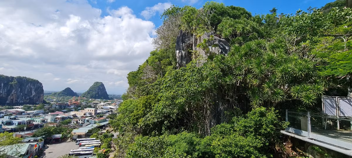 Năm 2014, Bộ trưởng Bộ Văn hóa, Thể thao và Du lịch ban hành Quyết định ghi danh Nghề đá Mỹ nghệ Non Nước nằm dưới chân núi Ngũ Hành Sơn vào danh mục di sản Văn hoá phi vật thể quốc gia. Năm 2018, Thủ tướng Chính phủ đã quyết định xếp hạng Danh thắng Ngũ Hành Sơn là di tích Quốc gia đặc biệt.