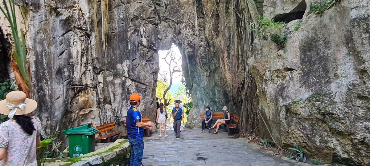 Mức thu phí tham quan Khu Danh thắng Ngũ Hành Sơn được đề xuất tăng lên mức 80.000 đồng/người/lượt, theo hướng tích hợp vé tham quan 3 điểm trong quần thể Danh thắng.