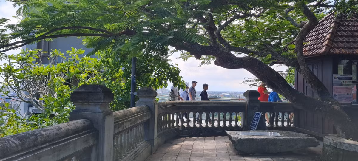 Theo Phó Giám đốc sở Tài chính Đà Nẵng Hồ Ngọc Phương, từ năm 2017 đến nay, Ban quản lý Di tích Danh thắng Ngũ Hành Sơn thực hiện thu phí tham quan theo Nghị quyết của HĐND TP Đà Nẵng. Cụ thể, tham quan ngọn Thủy Sơn: người lớn: 40.000 đồng/người/lượt; học sinh, sinh viên (HS-SV): 10.000 đồng/người/lượt. Điểm tham quan động Âm Phủ: người lớn: 20.000 đồng/người/lần; HS-SV: 7.000 đồng/người/lượt.