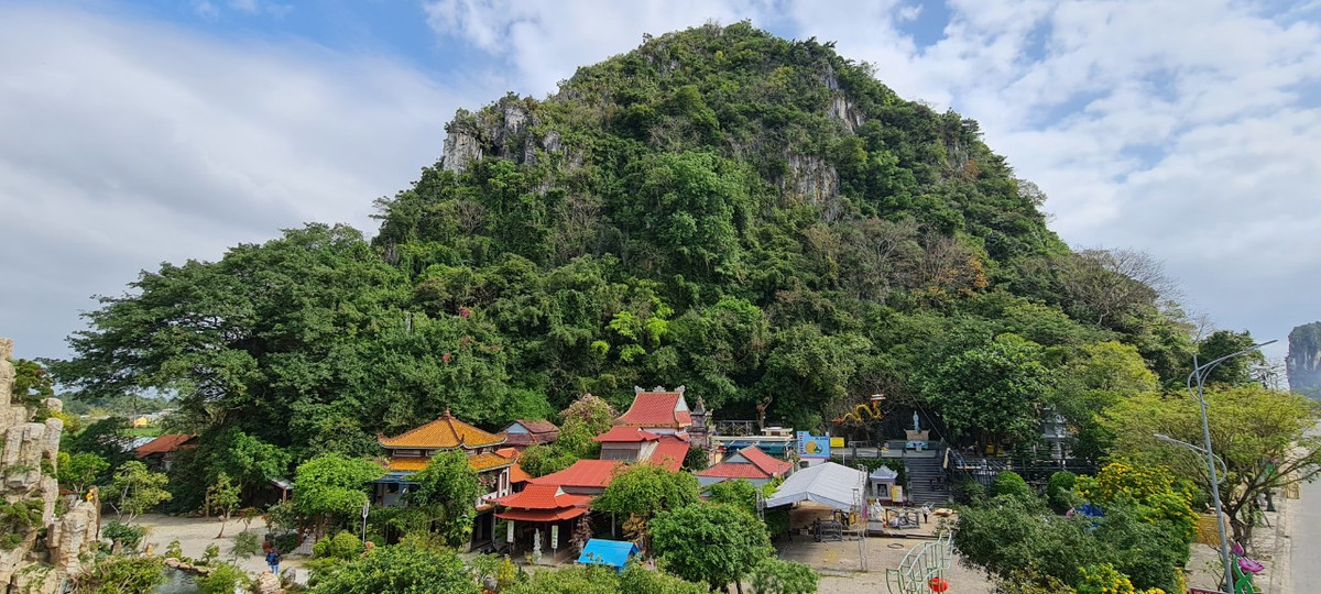 Điểm tham quan phía Tây Danh thắng Ngũ Hành Sơn (chùa Quán Thế Âm), năm 2015, thu 15.000 đồng/người/lượt, nhưng từ tháng 6/2011 tạm dừng thu vé đến nay do giải tỏa làm đường Sư Vạn Hạnh và xây dựng chùa đá Quán Thế Âm.