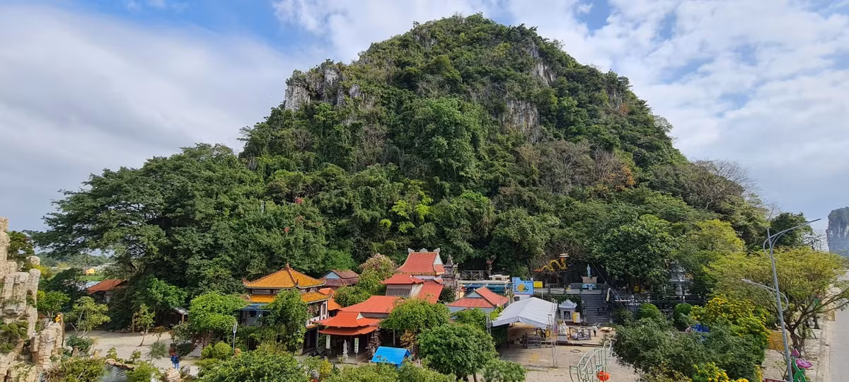 Điểm tham quan phía Tây Danh thắng Ngũ Hành Sơn (chùa Quán Thế Âm), năm 2015, thu 15.000 đồng/người/lượt, nhưng từ tháng 6/2011 tạm dừng thu vé đến nay do giải tỏa làm đường Sư Vạn Hạnh và xây dựng chùa đá Quán Thế Âm.