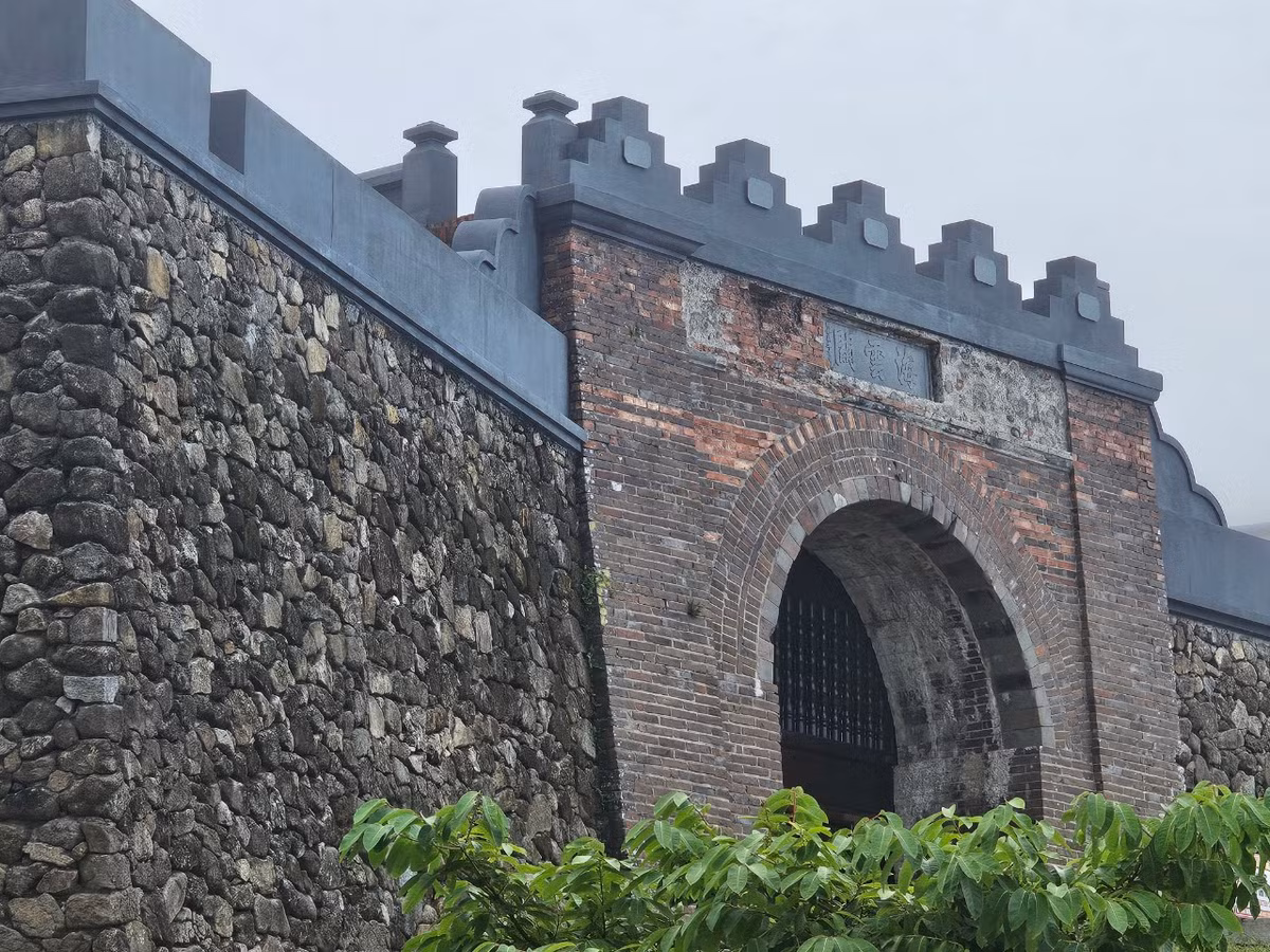 Theo kế hoạch, di tích Hải Vân Quan hoàn thành trùng tu và đưa vào khai thác du lịch từ đầu năm 2024, nhưng đến nay, theo ghi nhận của phóng viên Báo Tri thức và Cuộc sống, di tích hiện vẫn trong tình trạng "cửa đóng then cài".