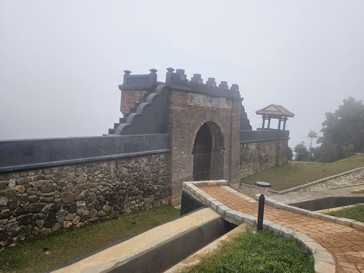 Các hạng mục như cổng chính Hải Vân Quan, Thiên hạ đệ nhất hùng quan (ụ gác cao nhất), nhà trú sở, nhà vũ khố, các vị trí pháo đài, tường đá, lối đi... đã hoàn thành. So với hình ảnh hoang tàn, đổ nát khi xưa, giờ đây Hải Vân Quan đã là một di tích sống động với tường đá, các cổng vào bề thế.