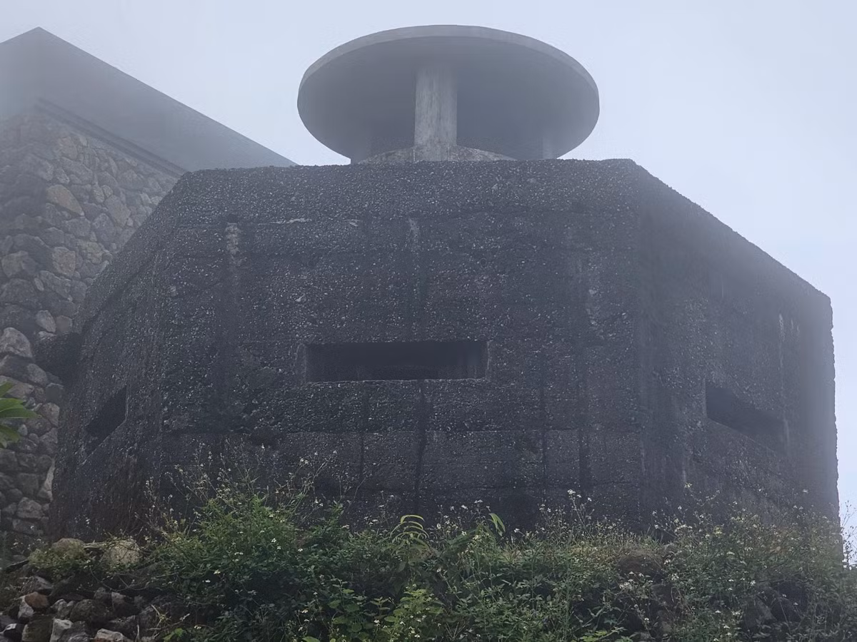 Một hướng dẫn viên du lịch chuyên tour Huế - Đà Nẵng - Hội An cho biết, đây là một địa điểm được nhiều du khách yêu cầu dừng chân ghé thăm trên hành trình ra Lăng Cô hoặc về Đà Nẵng, nhưng hiện di tích chưa mở cửa cho khách tham quan khiến nhiều người tiếc nuối.