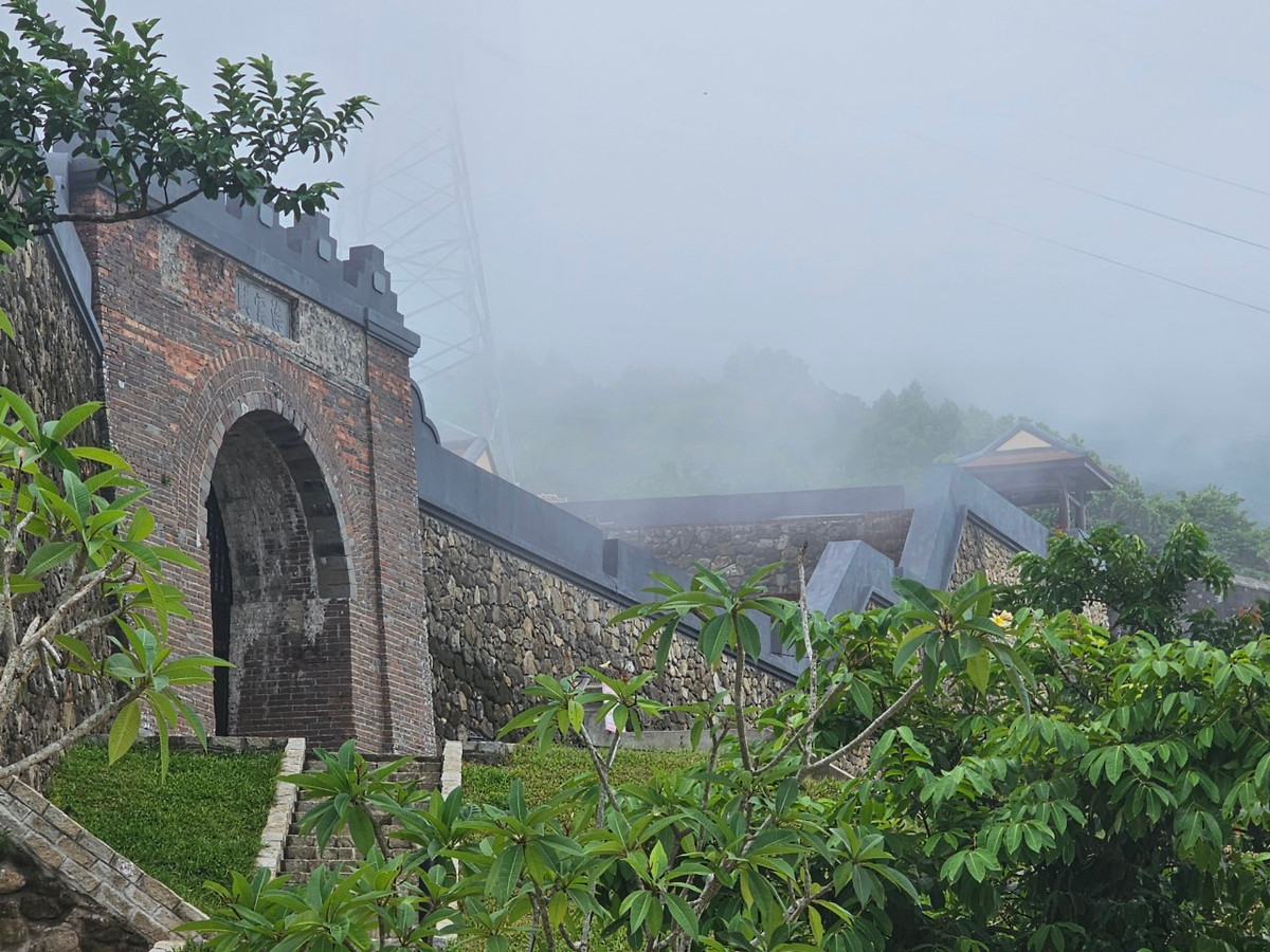 Anh Hoàng Quân, một du khách đến từ Hà Nội chia sẻ, anh và nhóm bạn đã chinh phục đèo Hải Vân bằng xe máy để tận mắt chiêm ngưỡng diện mạo Hải Vân Quan sau trùng tu, nhưng đến nơi thì cả nhóm hụt hẫng vì không được vào tham quan.