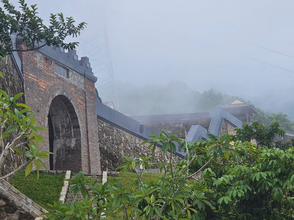 Anh Hoàng Quân, một du khách đến từ Hà Nội chia sẻ, anh và nhóm bạn đã chinh phục đèo Hải Vân bằng xe máy để tận mắt chiêm ngưỡng diện mạo Hải Vân Quan sau trùng tu, nhưng đến nơi thì cả nhóm hụt hẫng vì không được vào tham quan.