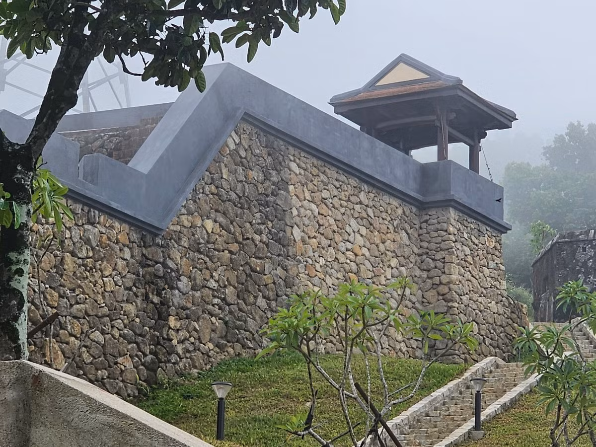 Sau khi được đầu tư hơn 42 tỉ đồng để tu bổ (từ nguồn ngân sách của tỉnh Thừa Thiên Huế và TP Đà Nẵng), hiện nay công trình Hải Vân Quan đã cơ bản hoàn thành.