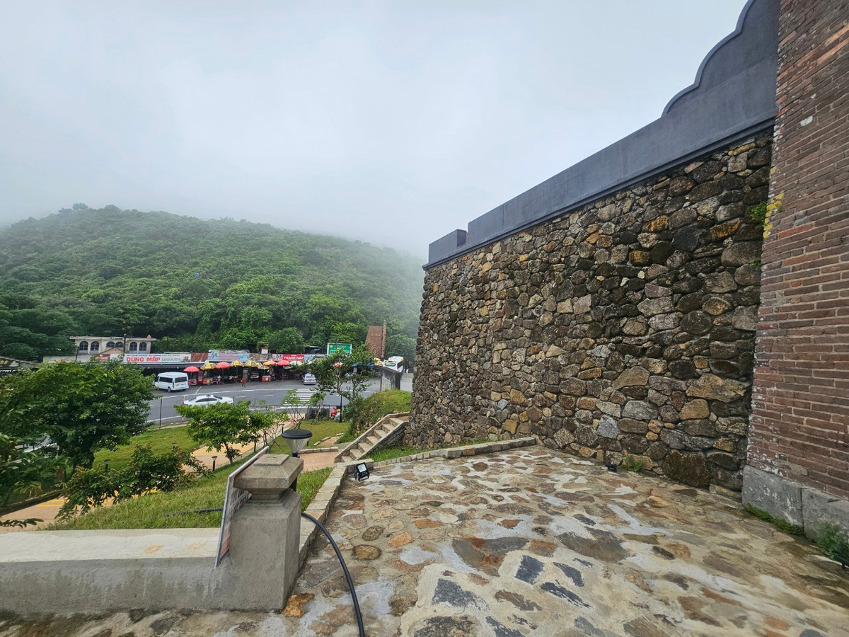 Đại diện Trung tâm Bảo tồn di tích Cố đô Huế cho biết, cơ quan chức năng của Đà Nẵng và Thừa Thiên Huế đang gấp rút tìm ra các giải pháp, tháo gỡ những vướng mắc khó khăn để đưa ra phương án vận hành hợp lý, hiệu quả đối với điểm di tích này.