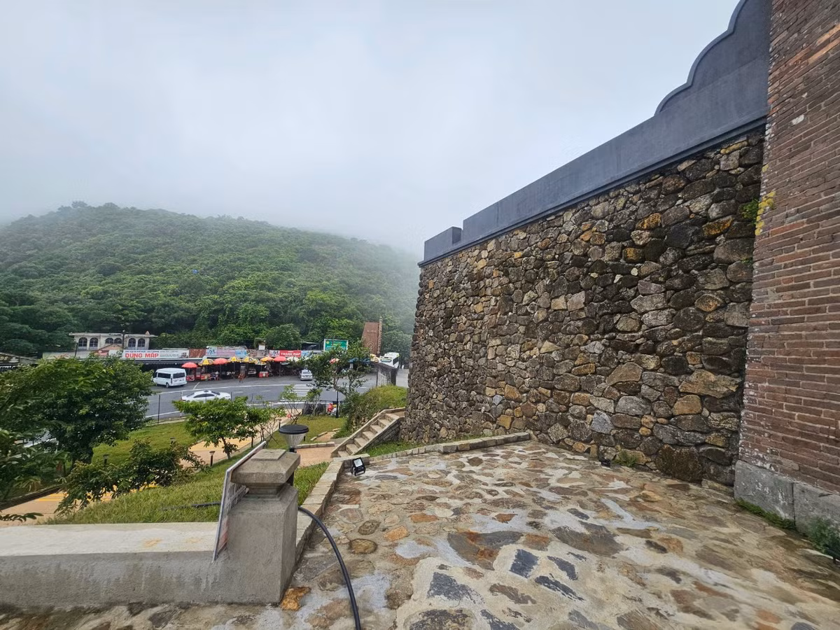 Đại diện Trung tâm Bảo tồn di tích Cố đô Huế cho biết, cơ quan chức năng của Đà Nẵng và Thừa Thiên Huế đang gấp rút tìm ra các giải pháp, tháo gỡ những vướng mắc khó khăn để đưa ra phương án vận hành hợp lý, hiệu quả đối với điểm di tích này.