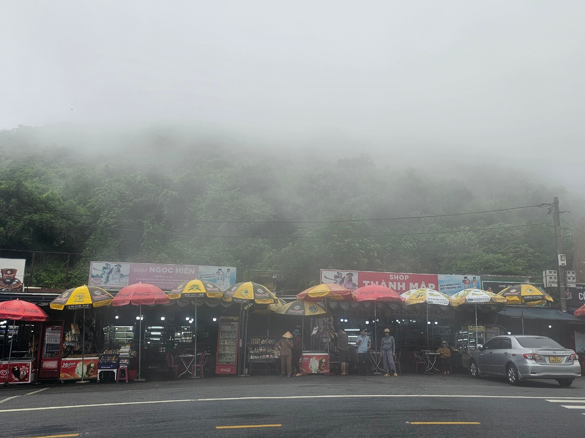 Hải Vân Quan nằm trên đỉnh đèo Hải Vân quanh năm mây phủ, cách thành phố Đà Nẵng khoảng 20km, cách thành phố Huế 80km, ngay giữa ranh giới phân chia địa phận hành chính của Đà Nẵng và Thừa Thiên Huế.