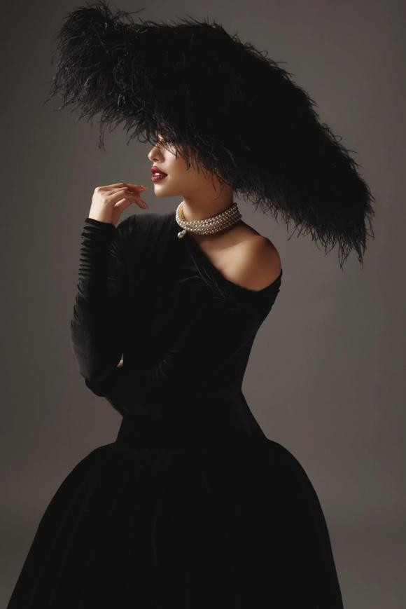 Phạm Hương gây chú ý với loạt ảnh mới cực xinh đẹp và sắc sảo 