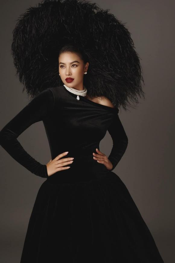 Ngoài ra, Phạm Hương cũng gây sốt vì vẫn giữ được phong độ sắc vóc cho đến thời điểm hiện tại.