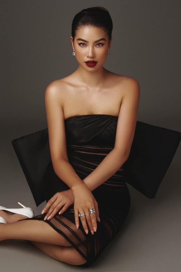 Ngoài ra, người đẹp còn là là quán quân Thần tượng thời trang F Idol 2011, Á hậu 1 Hoa hậu Thể thao Thế giới 2014, đăng quang Hoa hậu Hoàn vũ Việt Nam 2015 và đại diện Việt Nam tại Hoa hậu Hoàn vũ 2015.