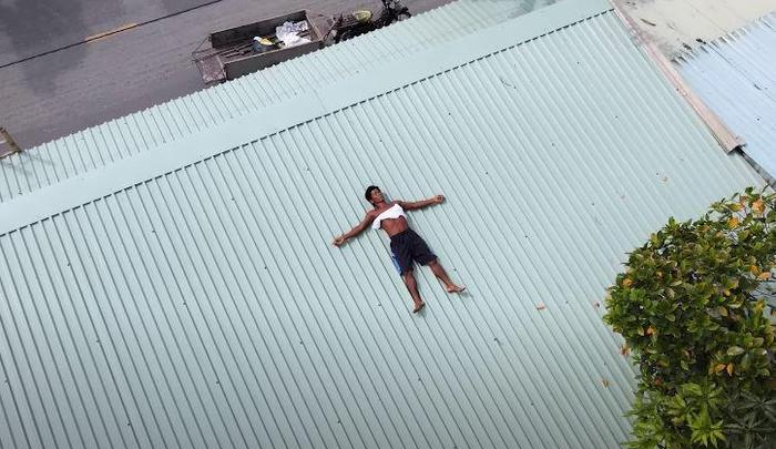 Nguoi dan ong Long An co so thich phoi nang tren mai ton