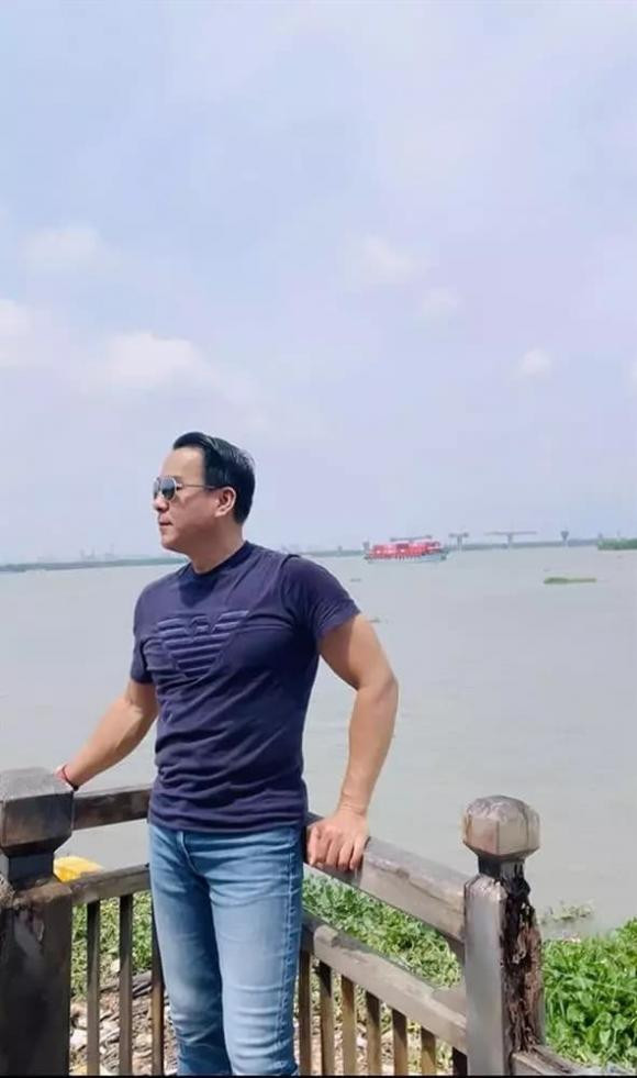 Nguyên nhân làm kinh tế anh kiệt quệ là do khi chia tay vợ cũ, nam doanh nhân không mang theo tài sản gì.