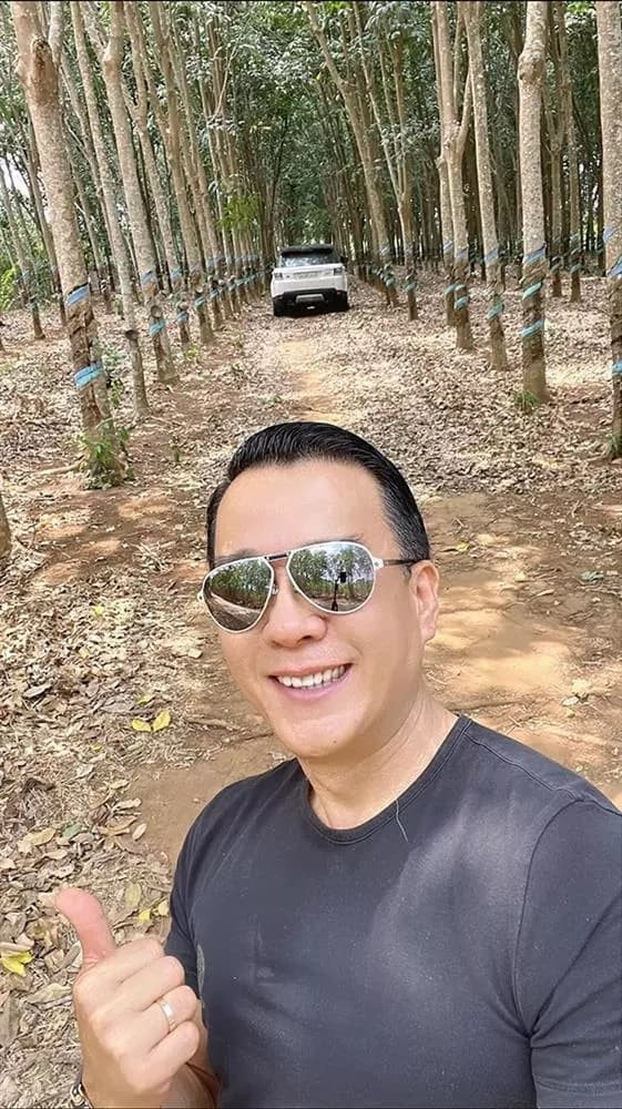 Sau khi buông bỏ chuyện cũ, Thắng Ngô tỏ ra tích cực hơn trong cuộc sống. Anh thường xuyên khoe ảnh đi xem đất, thăm công trình, khảo sát các vườn cây... "