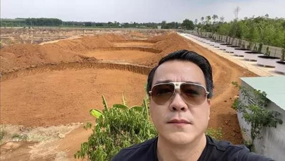 Anh sống kín tiếng và tập trung kinh doanh.