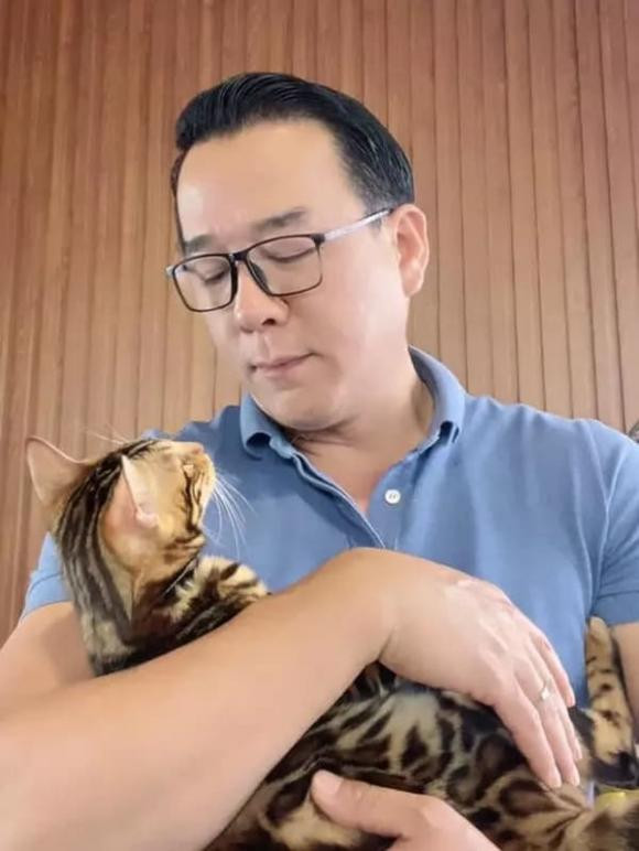 Vua cá Koi" liên tục đăng tin rao bán bất động sản nhưng hiện chỉ tập trung xây dựng. Anh thừa nhận cuộc sống hiện tại của anh chỉ có mức thu nhập đủ sống, không dư dả dù làm nhiều nghề.