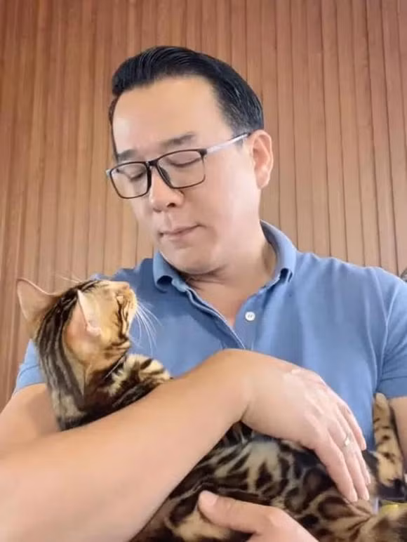 Vua cá Koi" liên tục đăng tin rao bán bất động sản nhưng hiện chỉ tập trung xây dựng. Anh thừa nhận cuộc sống hiện tại của anh chỉ có mức thu nhập đủ sống, không dư dả dù làm nhiều nghề.