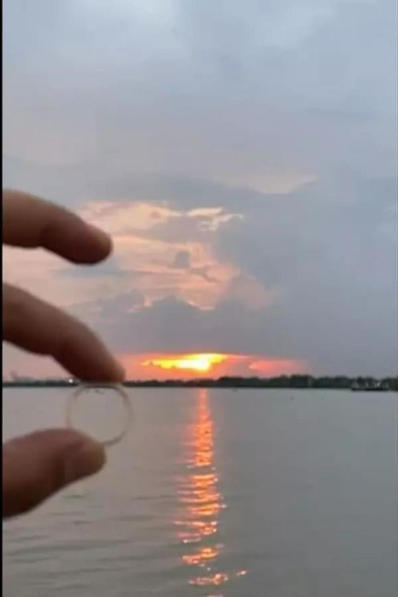 Vào hôm 29/6, Thắng Ngô đăng một đoạn clip quay cảnh thả chiếc nhẫn cưới xuống nước.