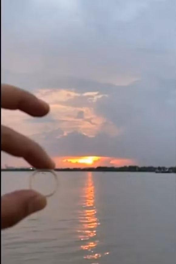 Vào hôm 29/6, Thắng Ngô đăng một đoạn clip quay cảnh thả chiếc nhẫn cưới xuống nước.