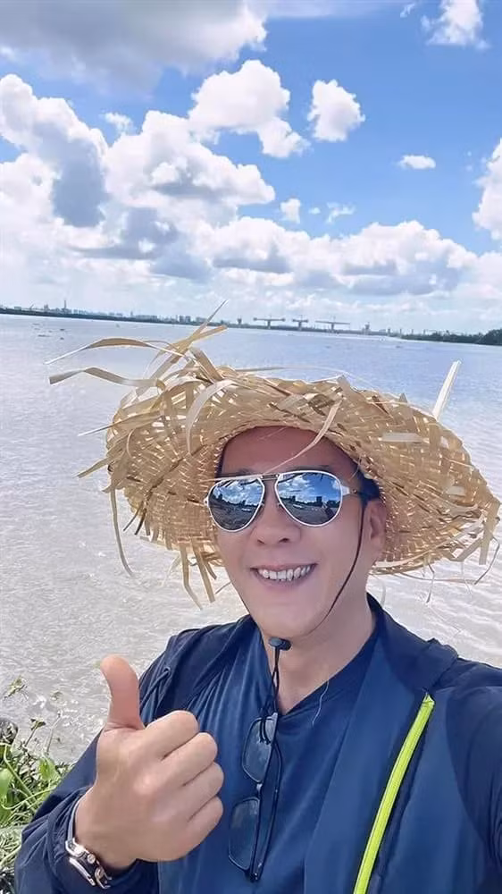 "Vua cá Koi" Thắng Ngô có cuộc hôn nhân chóng vánh với ca sĩ Hà Thanh Xuân. Nam doanh nhân gốc Hà Nội sở hữu vựa cá Koi 30 tỷ đồng. Cơ ngơi của anh khiến dân tình phải trầm trồ. Tuy nhiên, kể từ khi làm đám cưới rồi chia tay Hà Thanh Xuân, cuộc sống của nam doanh nhân gần như thay đổi hoàn toàn.