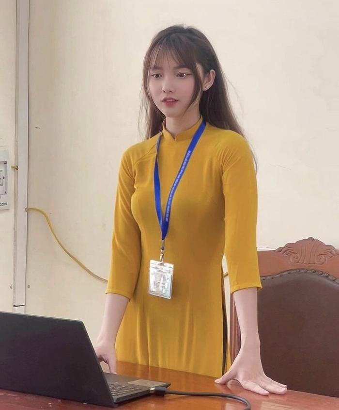 Được biết, cô giáo trong loạt ảnh là Nguyễn Thị Hồng Nhung (sinh năm 2003), hiện là sinh viên năm 3 ngành Sư phạm mầm non, trường Đại học Vinh (tỉnh Nghệ An). Đây không phải là lần đầu tiên Hồng Nhung gây bão mạng vì nhan sắc xinh đẹp của mình. Cách đây 4 năm, Hồng Nhung từng “gây bão” dân mạng bởi loạt ảnh nữ tình nguyện viên xinh đẹp trong kỳ thi tốt nghiệp THPT 2020.
