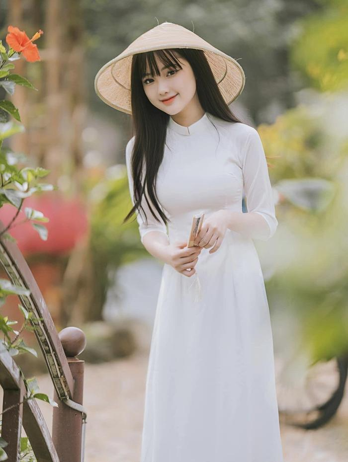 Chia sẻ về loạt ảnh đang "gây bão" mạng xã hội, Hồng Nhung cho biết, thực tế, loạt ảnh này không phải được chụp khi Nhung đi thực tập. Dịp này, Hồng Nhung xuất hiện trong buổi báo cáo đồ án thực tập tại trường Đại học Vinh để kết thúc môn học phần. Dù vậy, cô bạn cũng rất vui khi loạt ảnh nhận được nhiều phản ứng tích cực từ cộng đồng mạng.