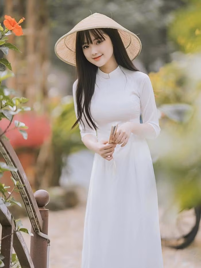 Chia sẻ về loạt ảnh đang "gây bão" mạng xã hội, Hồng Nhung cho biết, thực tế, loạt ảnh này không phải được chụp khi Nhung đi thực tập. Dịp này, Hồng Nhung xuất hiện trong buổi báo cáo đồ án thực tập tại trường Đại học Vinh để kết thúc môn học phần. Dù vậy, cô bạn cũng rất vui khi loạt ảnh nhận được nhiều phản ứng tích cực từ cộng đồng mạng.