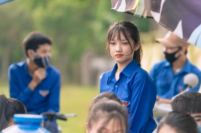 Cách đây 4 năm, Hồng Nhung từng gây sốt MXH khi tham gia làm tình nguyện viên tại Kỳ thi tốt nghiệp THPT 2020