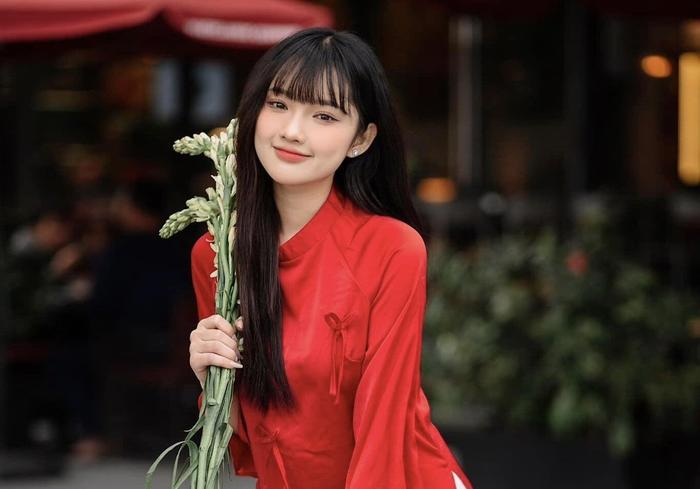 Không chỉ xinh đẹp, Hồng Nhung còn sở hữu thành tích học tập ấn tượng, luôn giành được học bổng trong mỗi kỳ học.