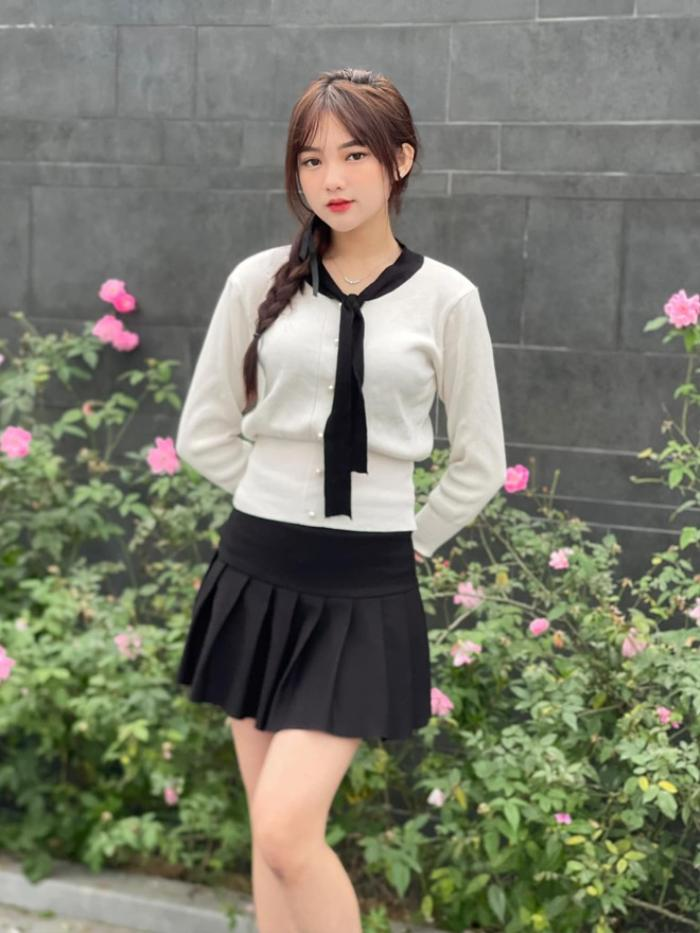 Ngoài ra, ở trường cô nàng còn là một bí thư chi đoàn gương mẫu. Hồng Nhung thường xuyên tham gia các hoạt động của đoàn hội, nhận được giấy khen, giấy chứng nhận của Đoàn trường Sư phạm.