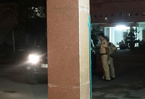 CSGT Rạch Chiếc bàn giao các nghi can người nước ngoài nghi có liên quan đến vụ cướp xảy ra ở Ninh Thuận cho Công an quận 9, TP HCM.