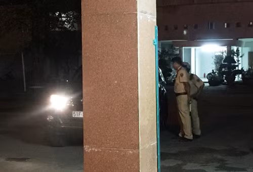 CSGT Rạch Chiếc bàn giao các nghi can người nước ngoài nghi có liên quan đến vụ cướp xảy ra ở Ninh Thuận cho Công an quận 9, TP HCM.