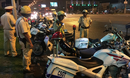 Lực lượng CSGT Đội Rạch Chiếc làm nhiệm vụ ở cửa ngõ TP HCM.