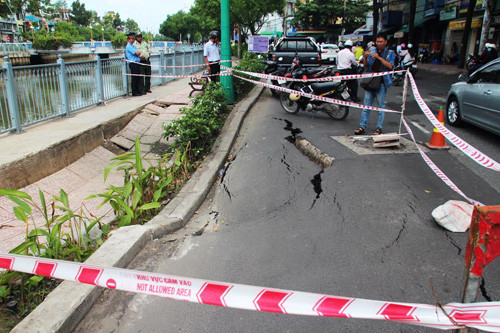 Vết nứt lớn hơn 40m2 có khả năng tạo thành hố sâu trên đường Trường Sa, TP HCM.