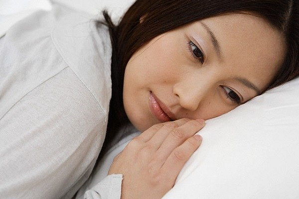 Choang vang nhan ra nguoi phu nu nam canh chong minh