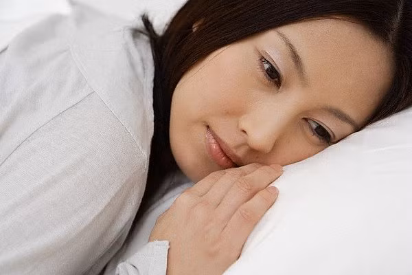 Choang vang nhan ra nguoi phu nu nam canh chong minh