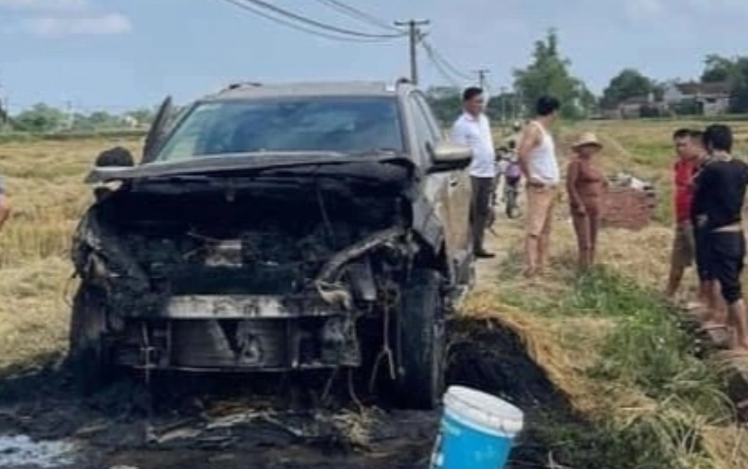 Thai Nguyen: Xe Peugeot 3008 boc chay khi chay qua con duong toan rom