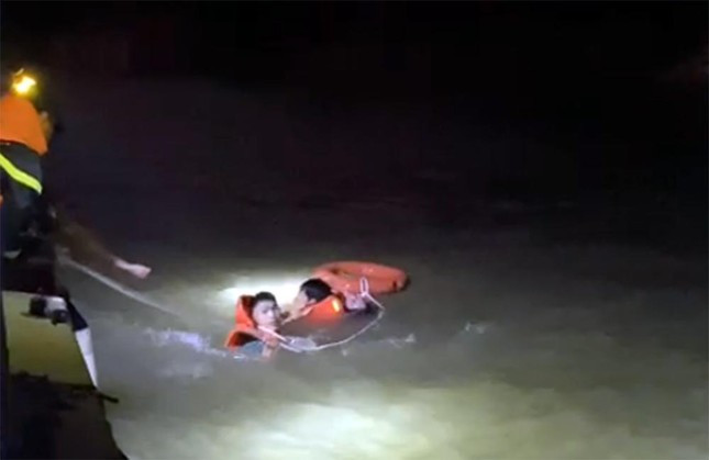 Toàn cảnh vụ cứu người đàn ông nhảy cầu Chương Dương Toan canh vu cuu nguoi dan ong nhay cau Chuong Duong