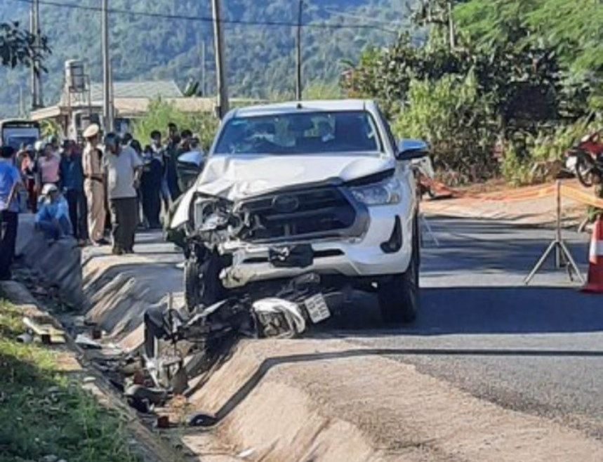 Trưởng Công an thị trấn đi ô tô va chạm với xe máy, 2 người chết Truong Cong an thi tran di o to va cham voi xe may, 2 nguoi chet
