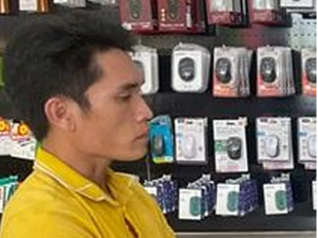  Trộm tài sản trị giá hơn 1 tỷ đồng tại cửa hàng FPT Shop: Lợi dụng đêm khuya, Thuận cắt ổ khóa cửa hàng FPT Shop ở huyện Long Thành, Đồng Nai để khoắng tài sản. Do có một mình gây án, nên khi lấy được số tài sản quá nhiều, Thuận đã gặp khó khăn trong lúc đưa tài sản đi cất giấu, thì bị tổ tuần tra phát hiện bắt giữ. Công an huyện Long Thành đã phối hợp với chủ cửa hàng để xác định số tài sản bị thiệt hại trị giá hơn 1 tỷ đồng. Ngày 14/11, Công an tỉnh Đồng Nai cho biết đang điều tra, làm rõ. 