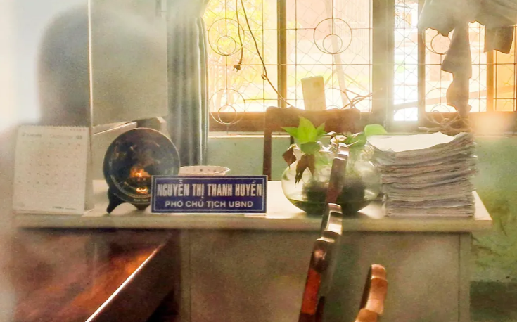  Phó Chủ tịch phường ở Bình Định 'mất tích': Ngày 14/11, lãnh đạo UBND phường Ghềnh Ráng (TP Quy Nhơn, tỉnh Bình Định), xác nhận bà Nguyễn Thị Thanh Huyền, Phó chủ tịch UBND phường này xin nghỉ phép từ ngày 15 đến 29/9. Tuy nhiên đến nay đã quá hạn nghỉ phép 45 ngày nhưng bà này vẫn chưa trở lại cơ quan làm việc. Nhiều lần lãnh đạo UBND phường đã liên hệ với bà Huyền và người thân nhưng không nhận được thông tin. Phường Ghềnh Ráng tổ chức họp để xem xét kỷ luật bà Huyền trước ngày 30/11. 